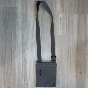 Dakine gray cross body purse *never used*